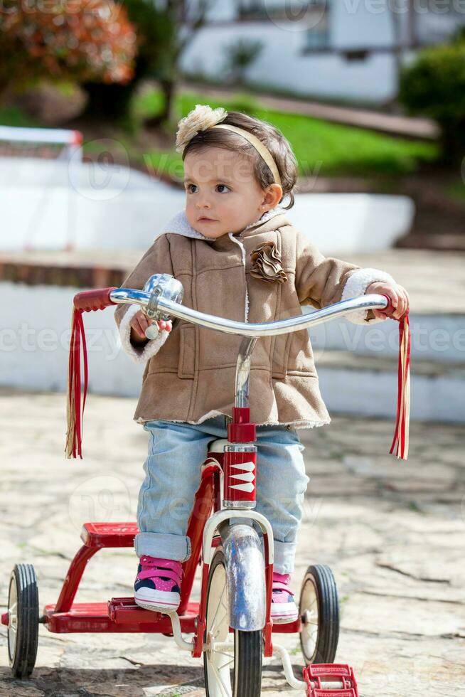 doce 1 ano velho bebê menina jogando ao ar livre. foto