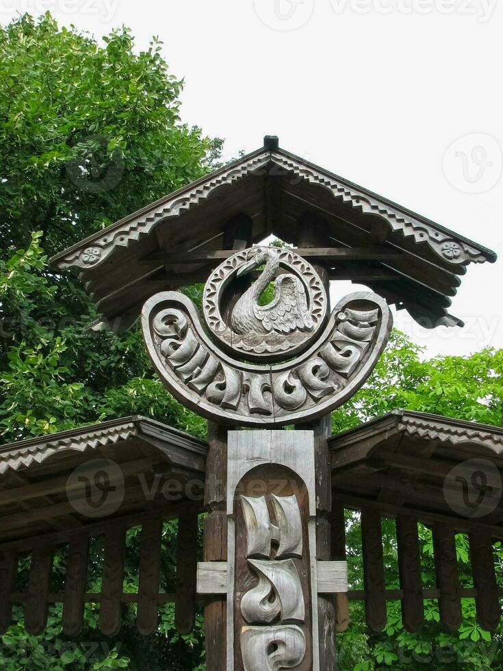 escultura madeira dentro narochi. estatuetas estão esculpido a partir de madeira. foto