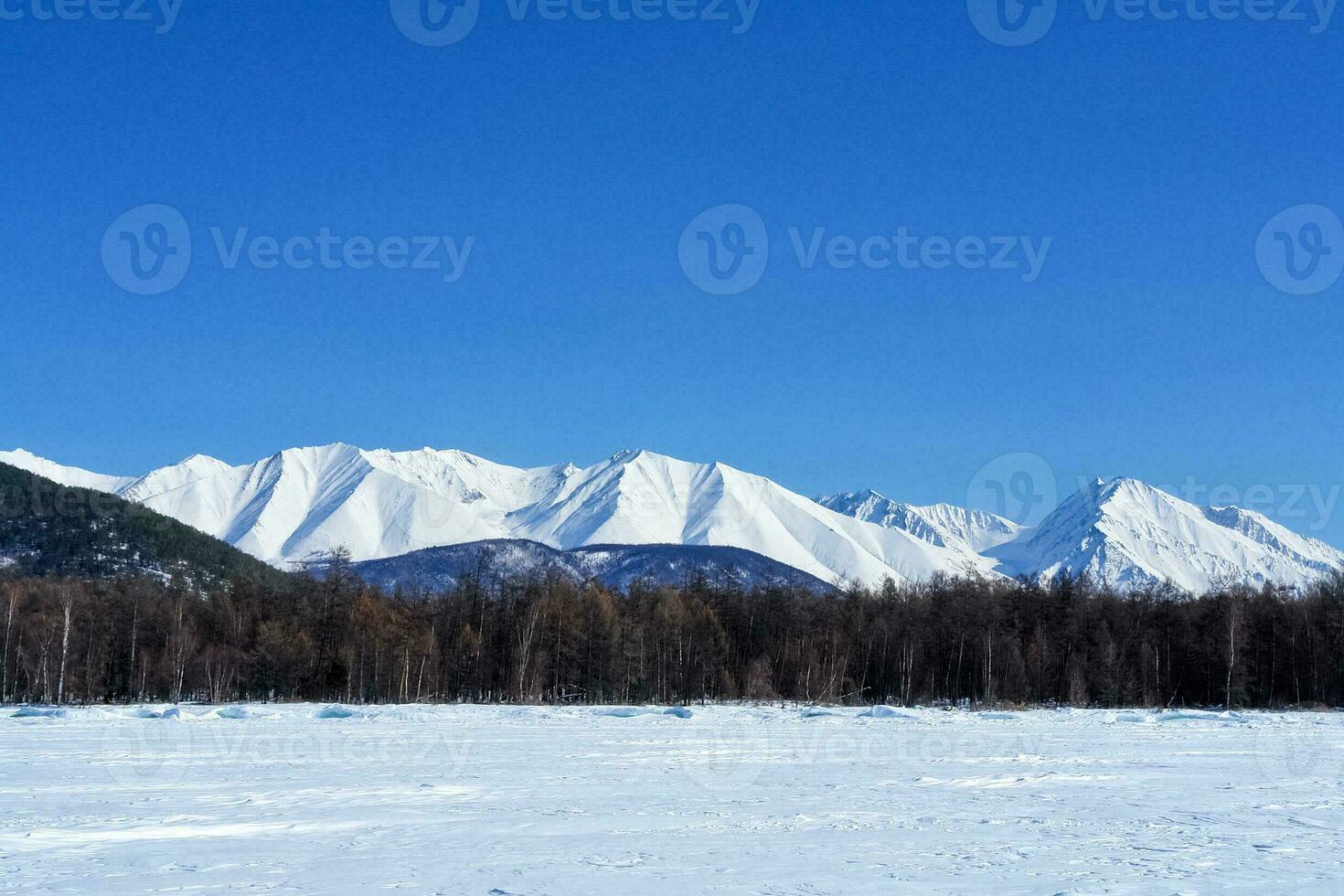 costa do lago baikal dentro inverno. neve e gelo em a baikal. foto