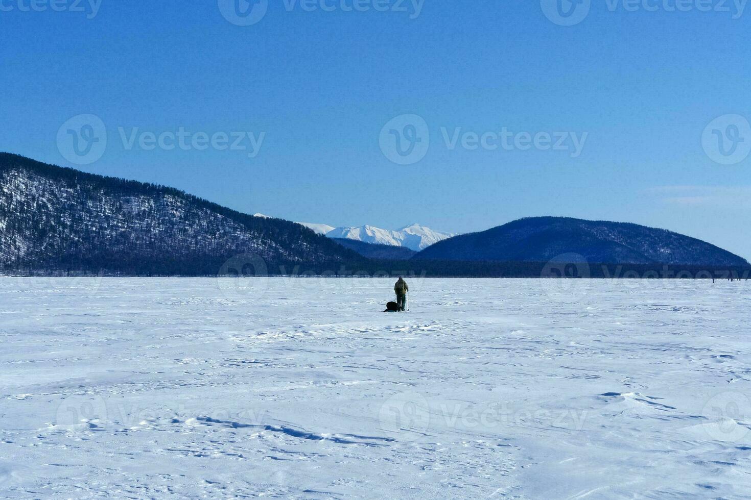 esqui declive em costa do lago baikal. esqui acompanhar. foto