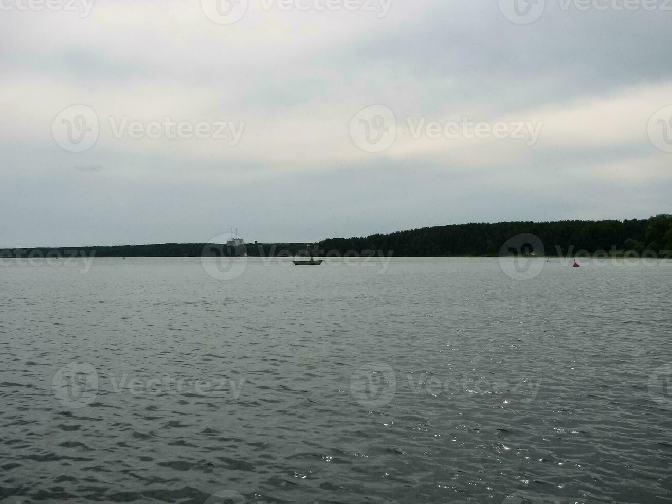 lago naroque é panorama do a lago dentro bielorrússia. foto