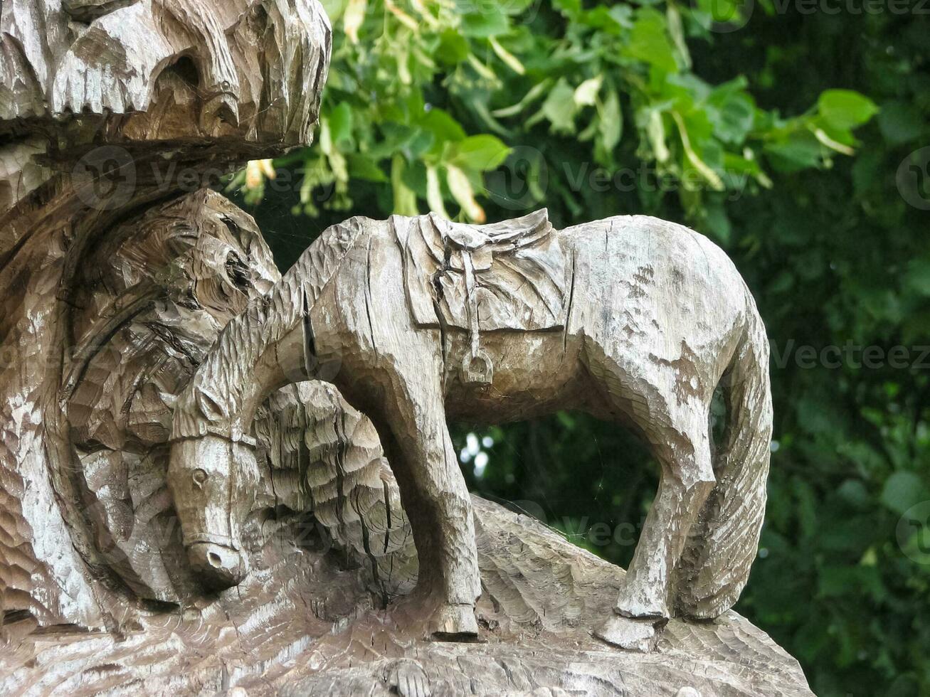 escultura madeira dentro narochi. estatuetas estão esculpido a partir de madeira. foto