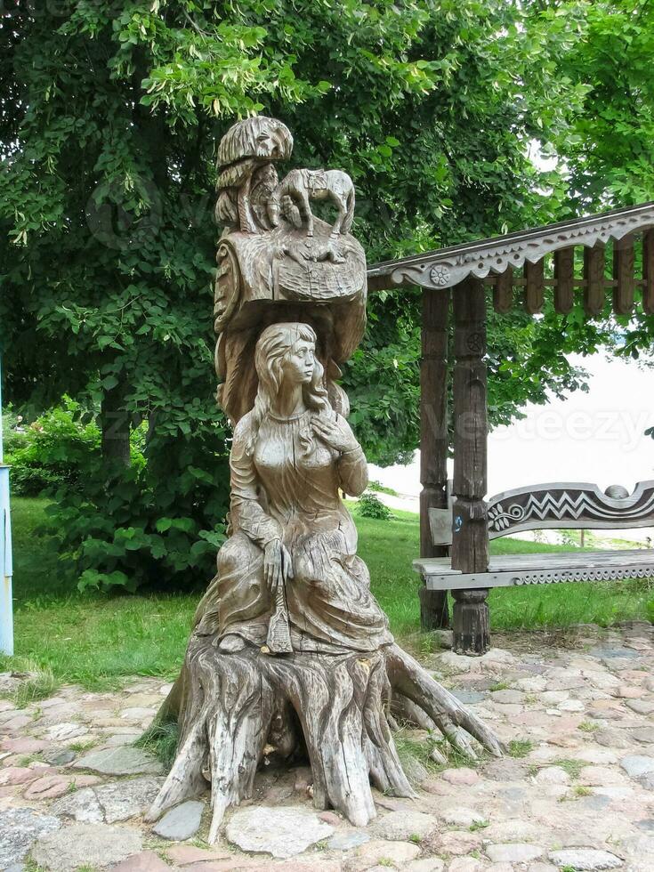 escultura madeira dentro narochi. estatuetas estão esculpido a partir de madeira. foto