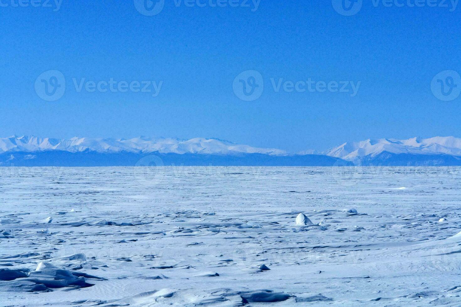 costa do lago baikal dentro inverno. neve e gelo em a baikal. foto