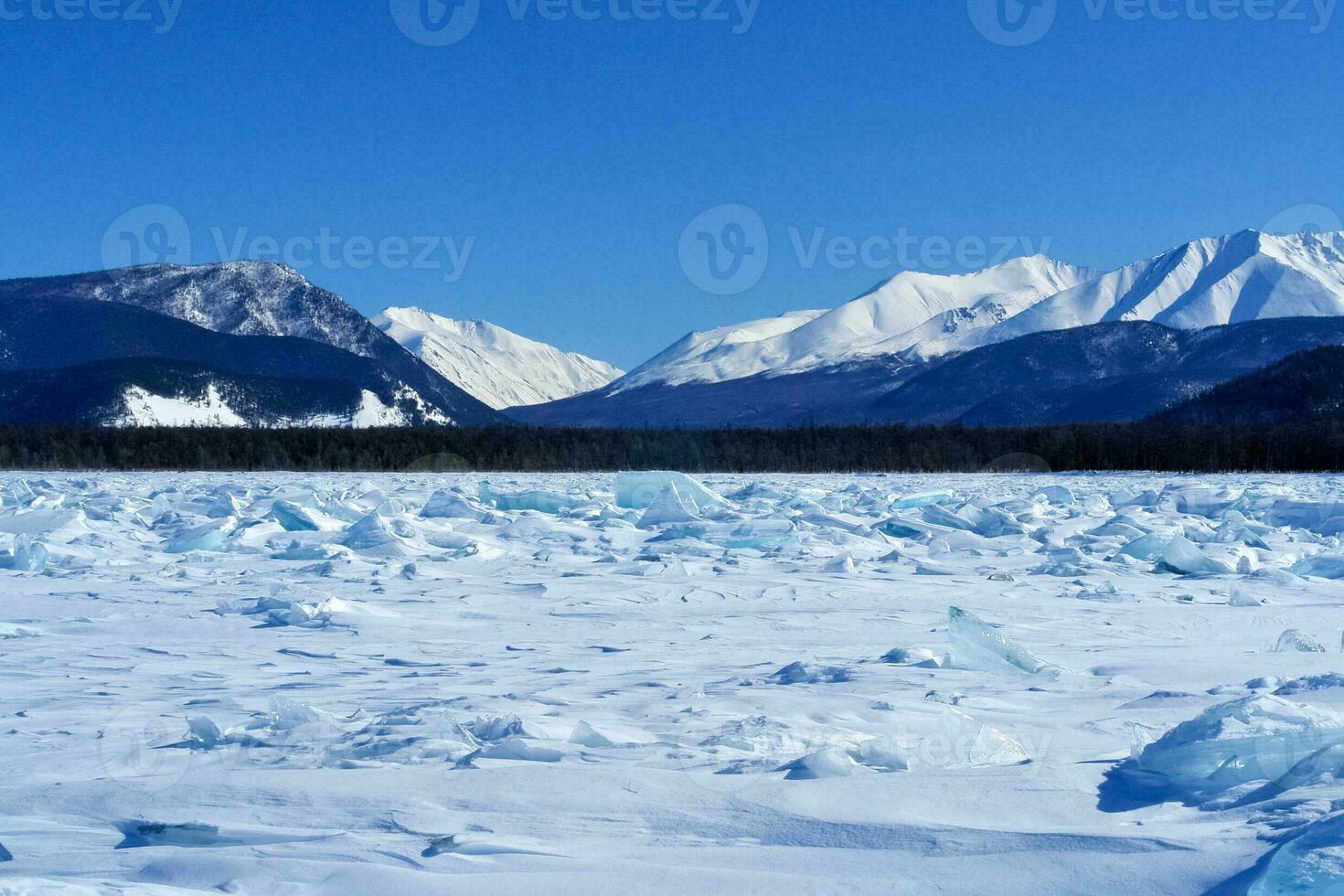 costa do lago baikal dentro inverno. neve e gelo em a baikal. foto