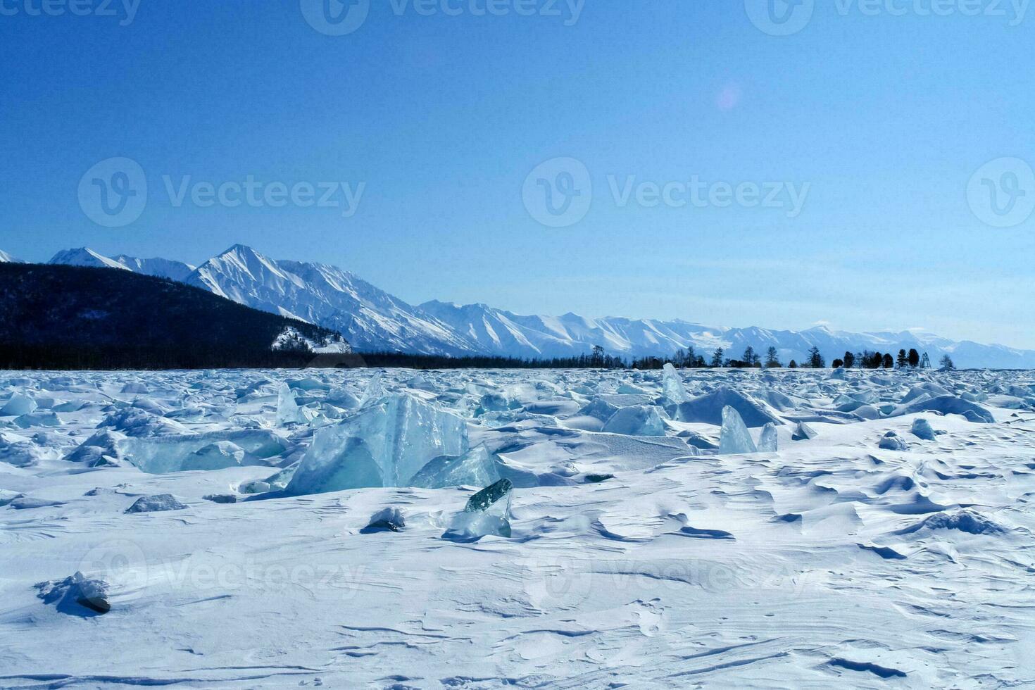 costa do lago baikal dentro inverno. neve e gelo em a baikal. foto