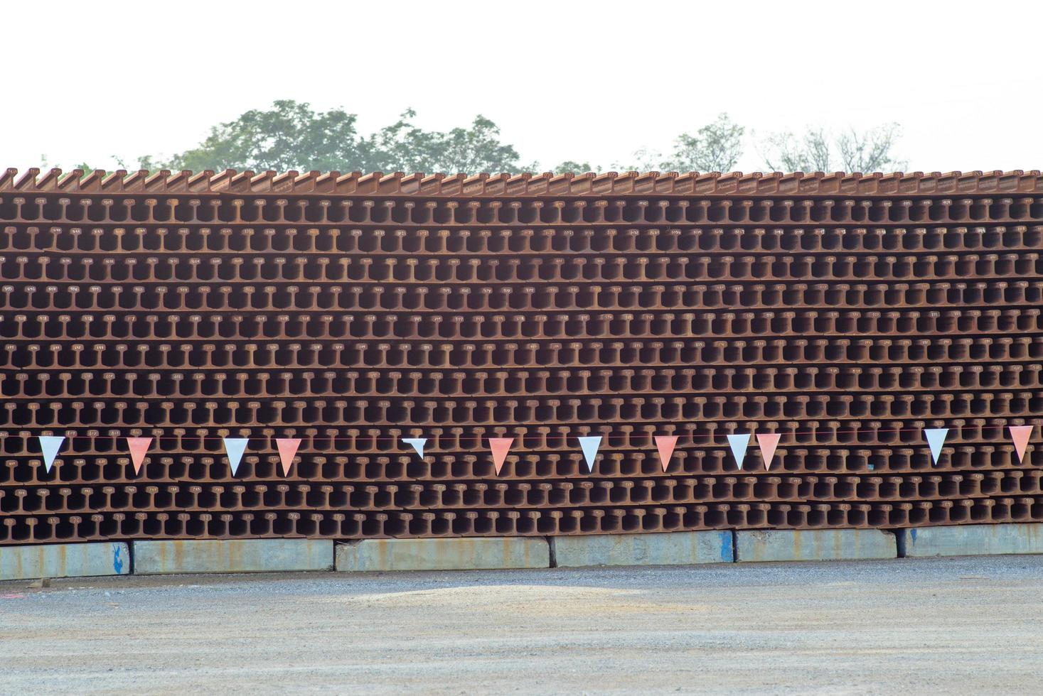 textura e pilha de fundo de vigas de aço no canteiro de obras foto