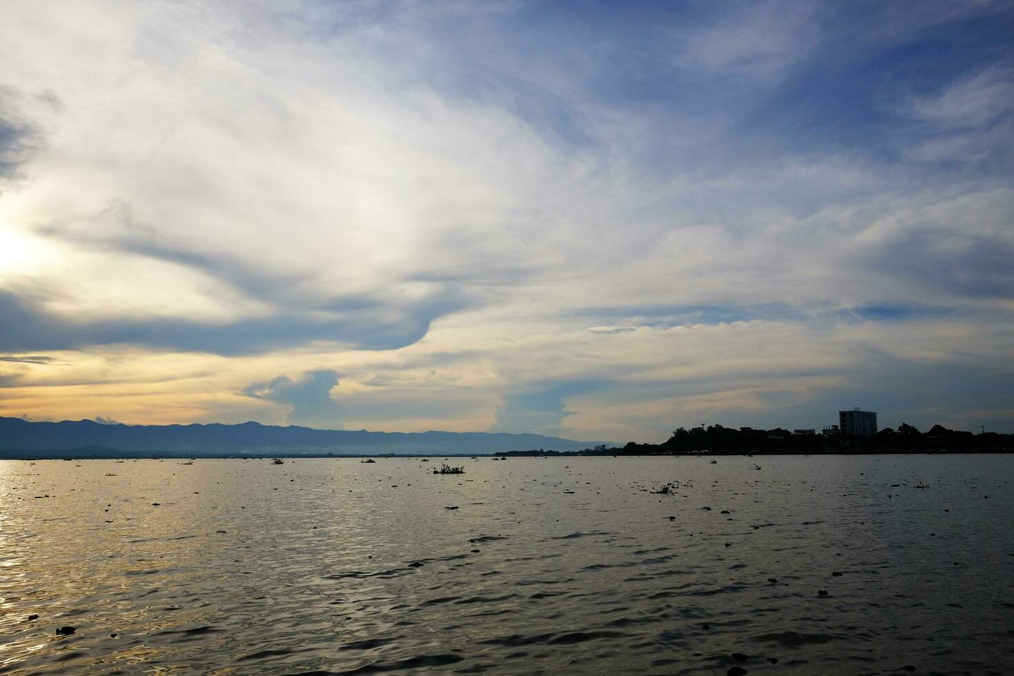 destino do lindo silhueta e crepúsculo do pôr do sol refletido luz em a água superfície e cintilante ondas dentro a rio foto