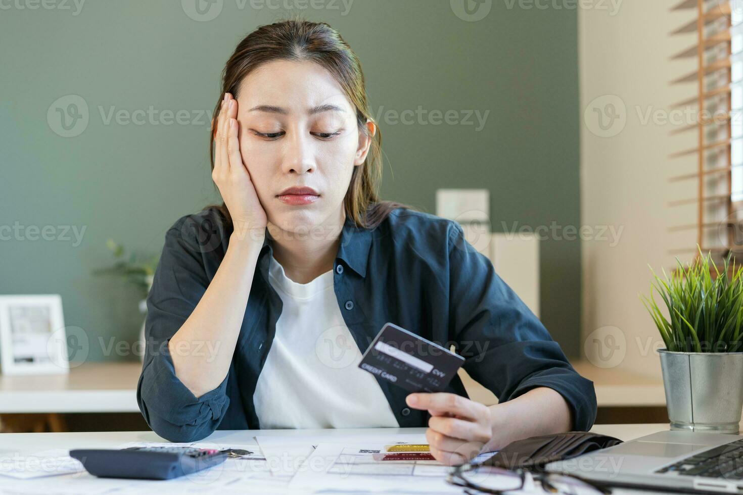 financeiro dever, mão do ásia mulher sentado, segurando muitos crédito cartão, estressado de calcular despesa a partir de fatura ou conta, não dinheiro para pagar, hipoteca ou empréstimo. dívida, falência ou falido foto