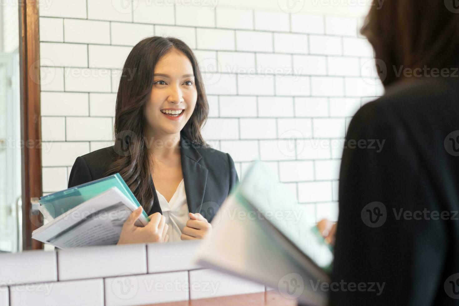 confiante, animar acima ásia jovem mulher em pé dentro terno formal, prática conversa com Veja dentro reflexão espelho às banheiro antes trabalho entrevista do mudança carreira, recrutamento empregado ou funcionários dentro corporativa. foto