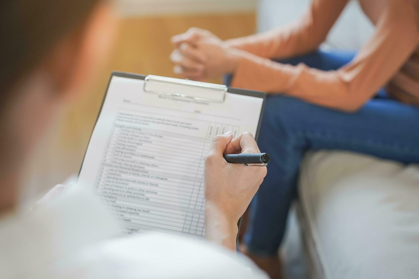 psicologia, depressão. triste, sofrimento ásia jovem mulher consultando com psicólogo, psiquiatra enquanto paciente aconselhamento mental com médico mulher levando notas às clínica. encorajando, terapia. foto