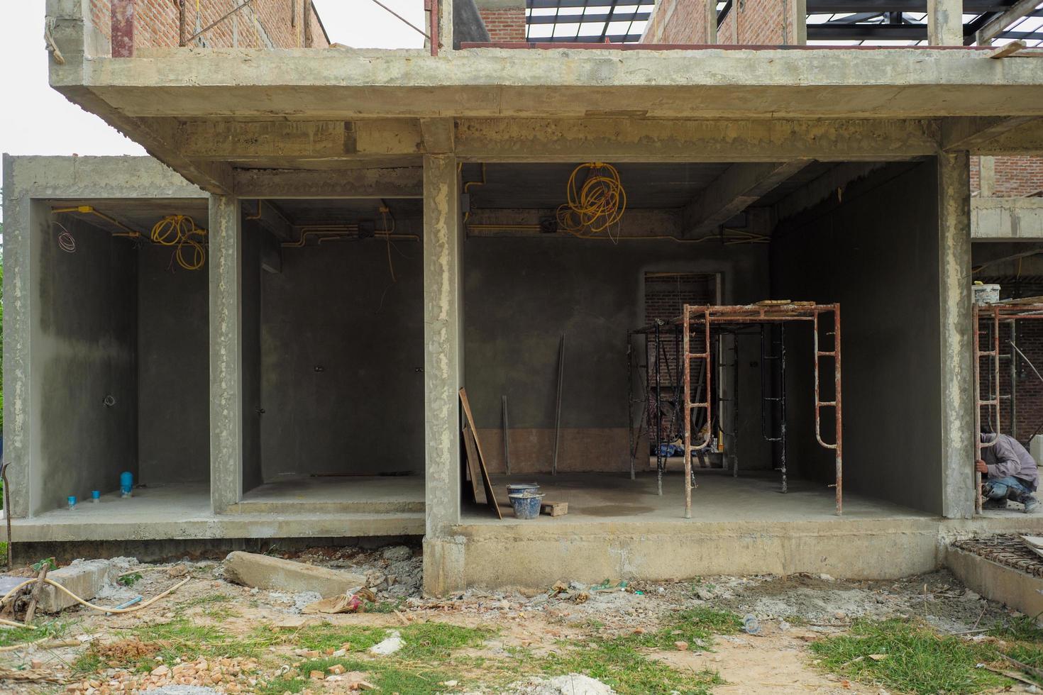 perspectiva da casa em construção com fundo de céu azul claro foto