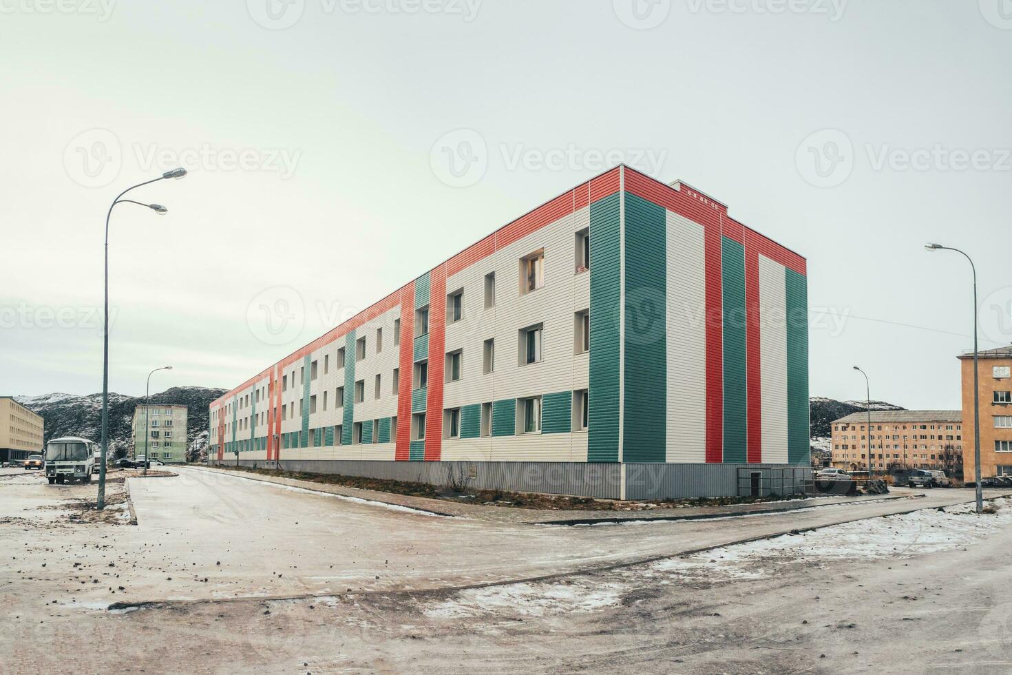 Novo casa dentro a norte ártico Vila do lodeynoye, cola Península. foto