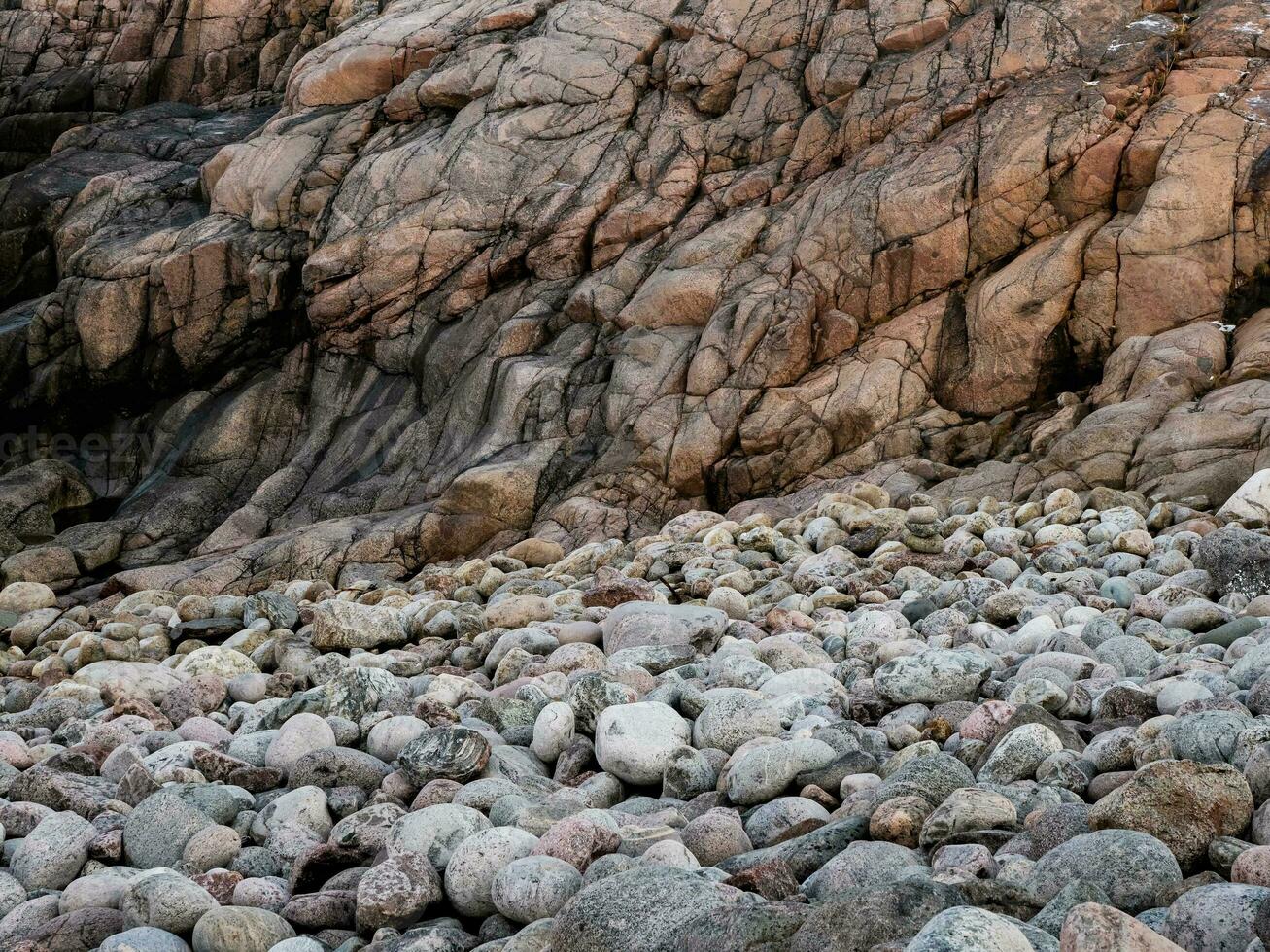 Rocha formações e seixos. onda textura, uma Rocha formação em a barents mar foto