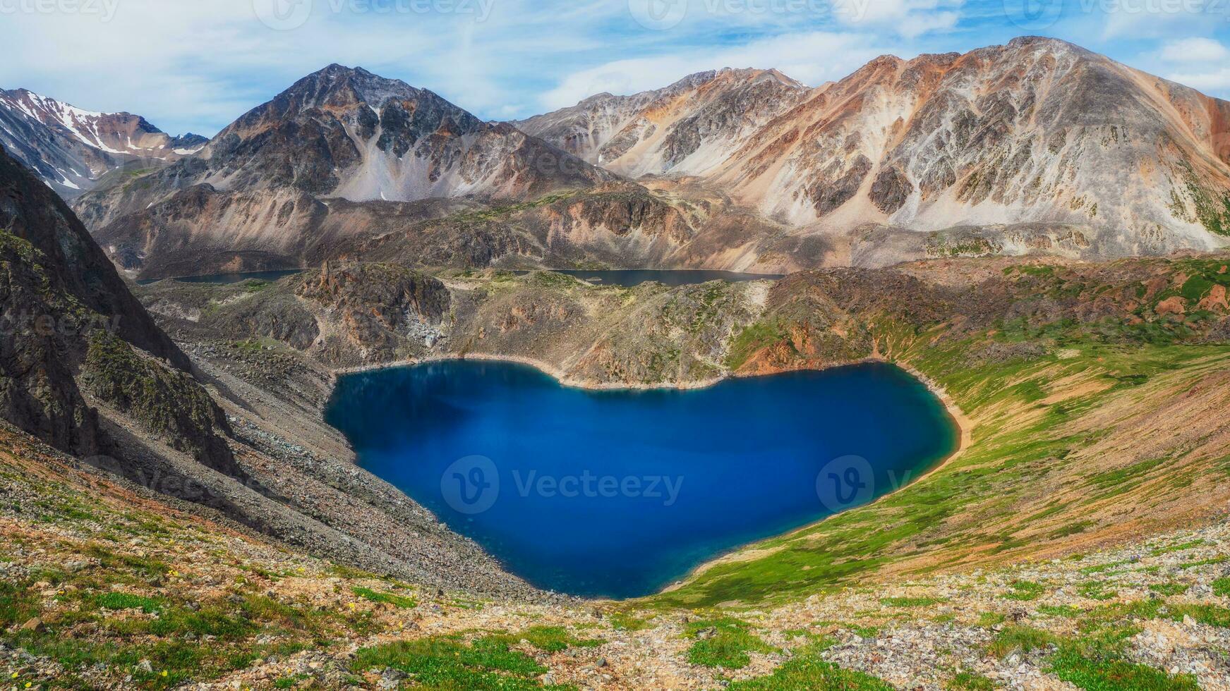 vale montanha lago dentro a forma do uma coração. atmosférico verde panorama com lago dentro Alto montanha flores vale. ótimo cenário com montanha lago dentro terras altas vale. foto