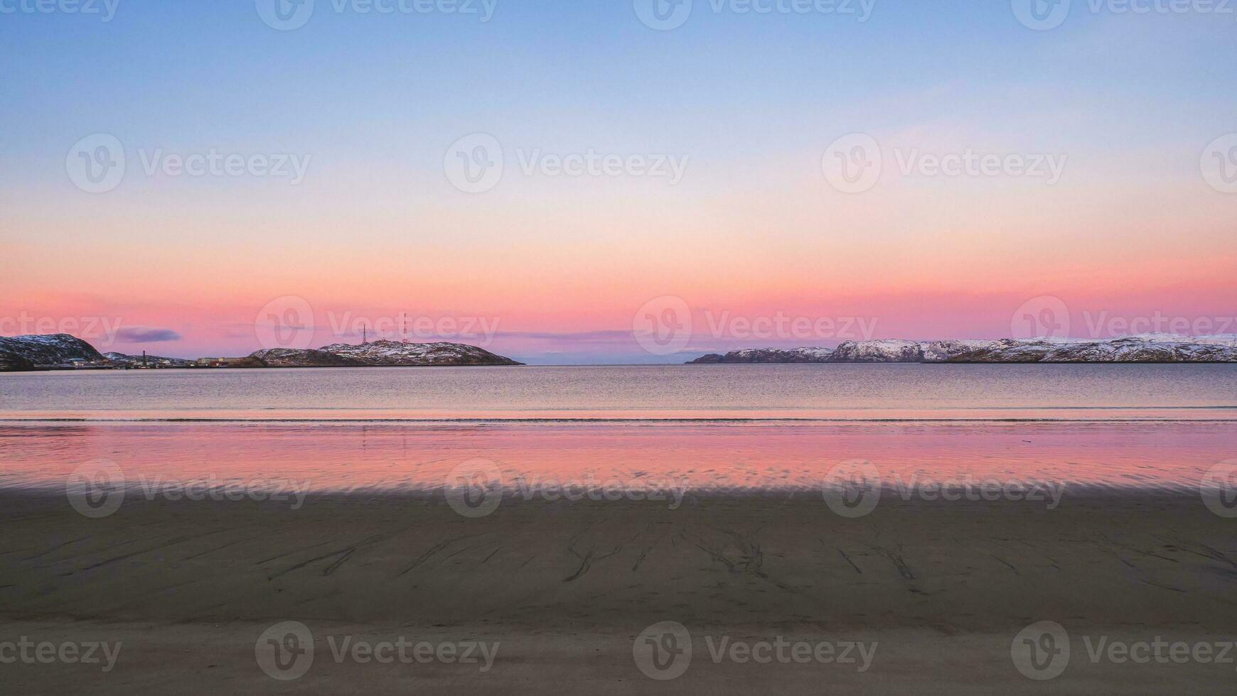 surpreendente nascer do sol polar panorama com branco Nevado montanha alcance em a horizonte. ártico oceano panorâmico visualizar. foto