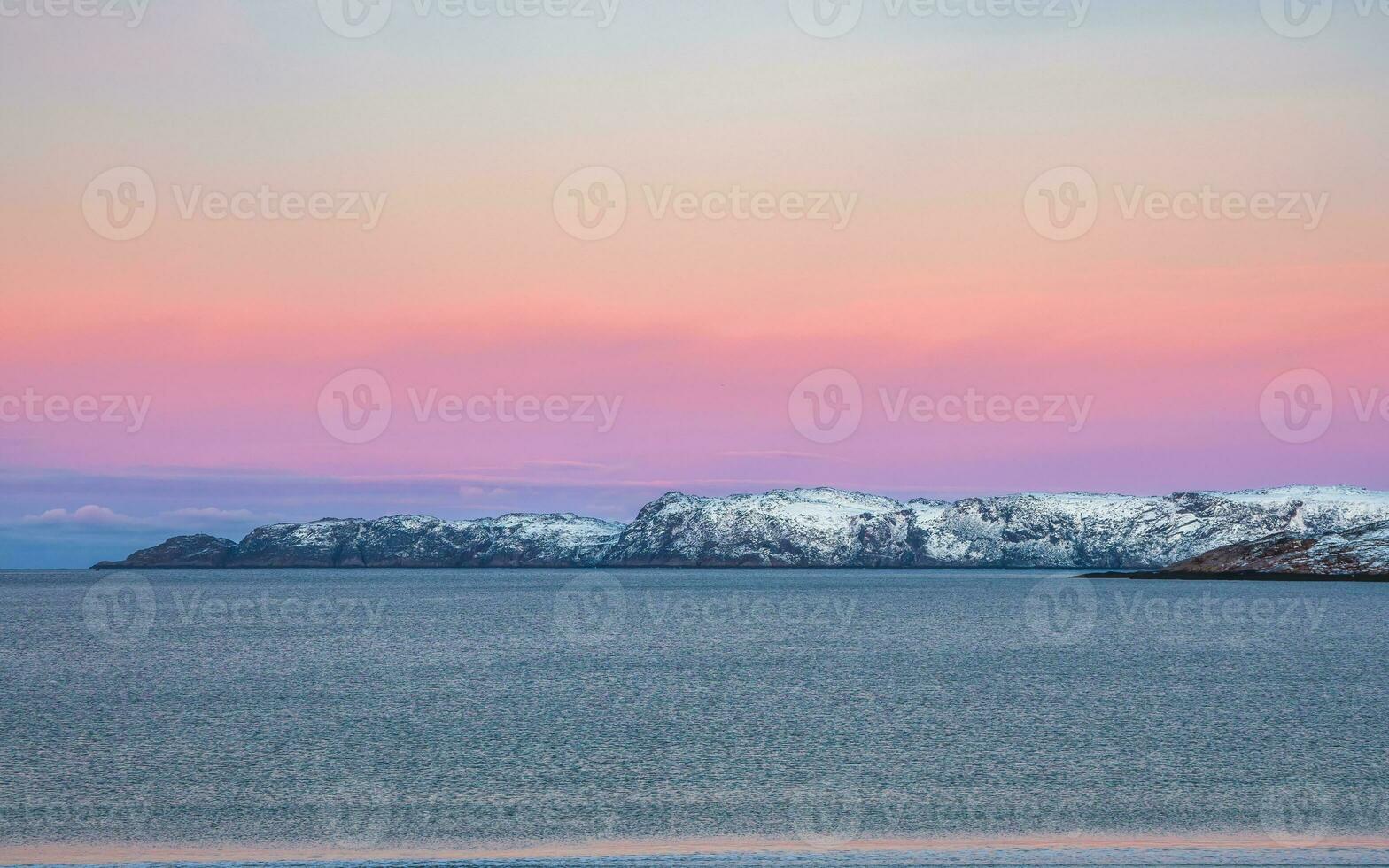 surpreendente nascer do sol polar panorama com branco Nevado montanha alcance em a horizonte. ártico oceano panorâmico Visão foto