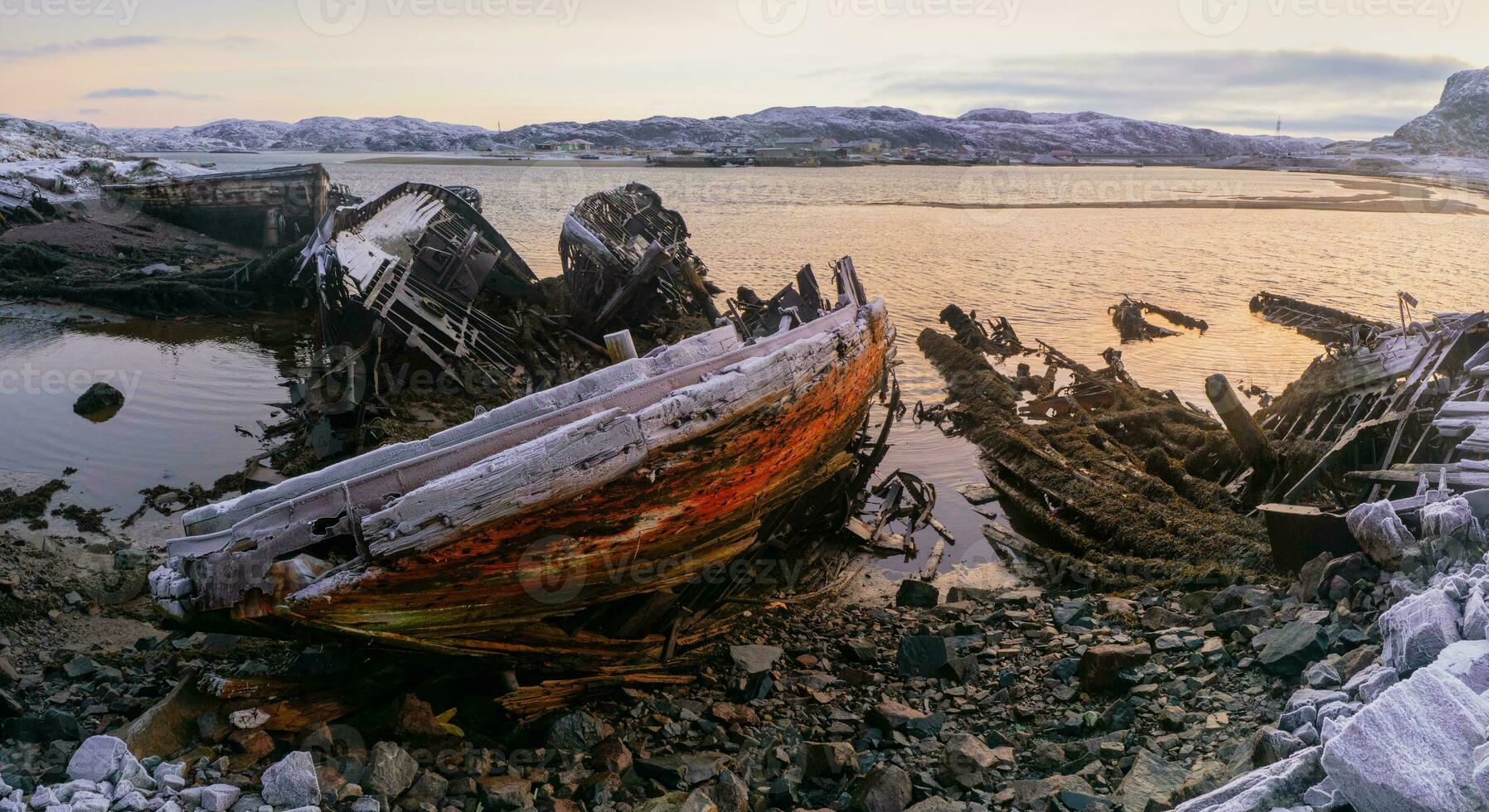 a velho oxidado pescaria barco abandonado de uma tempestade em a costa. cemitério do navios, velho pescaria Vila em a costa do a barents mar, a cola Península, teriberka foto