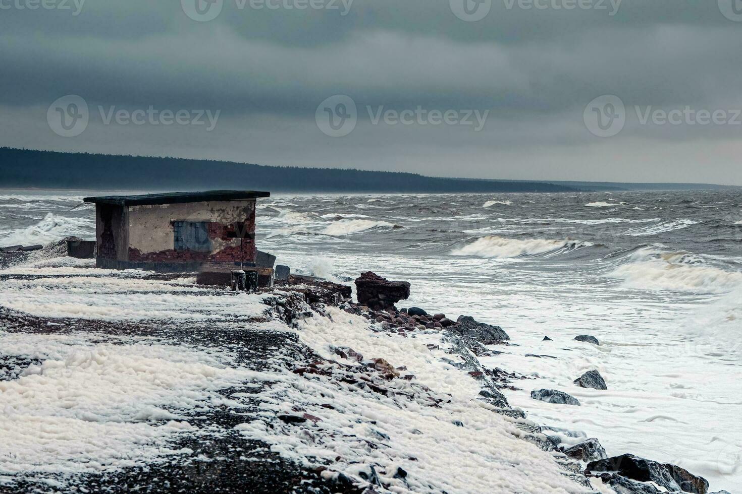 tormentoso inverno ondas em a branco mar. dramático seascape. foto