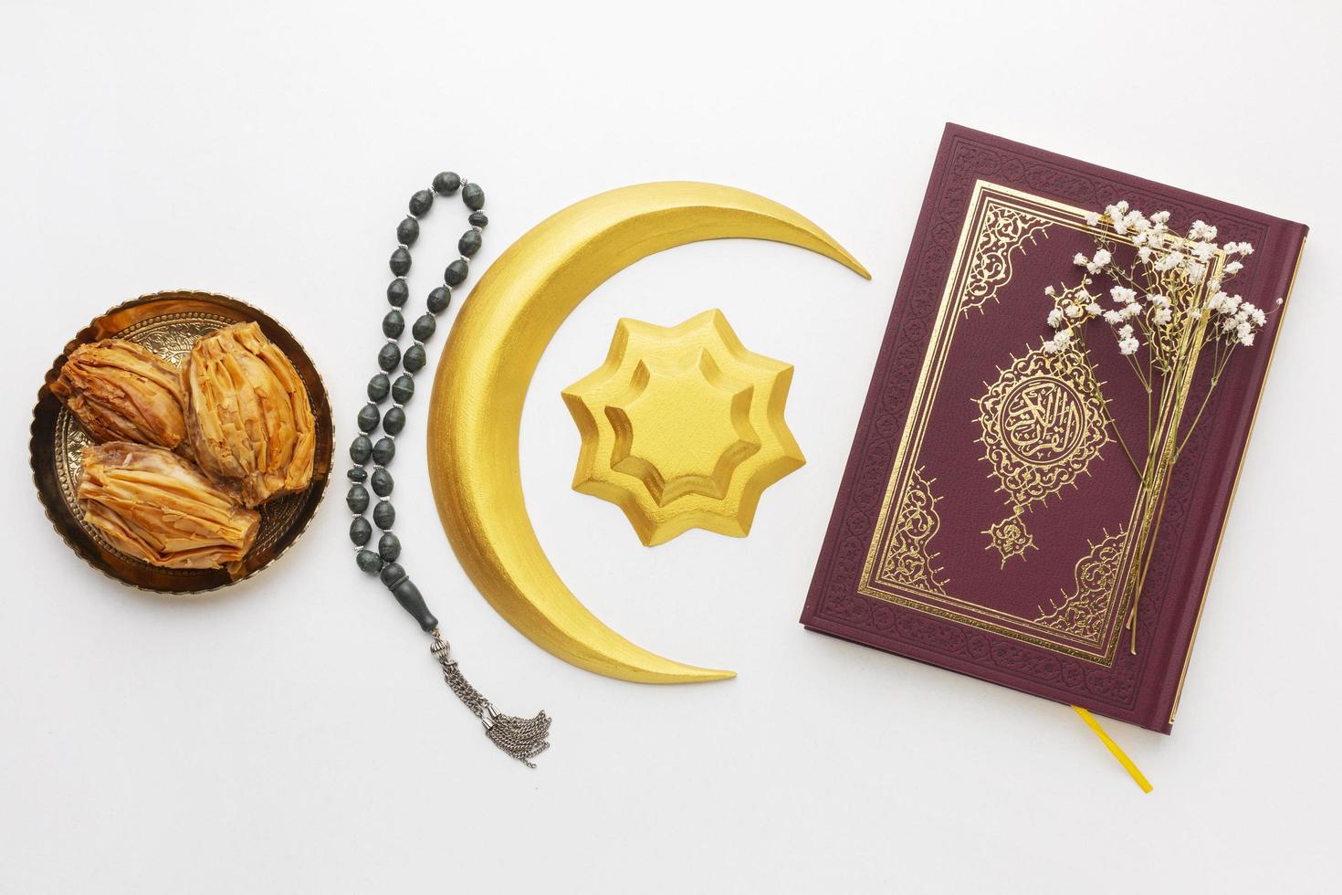 decorações islâmicas de ano novo com alcorão em uma fileira foto