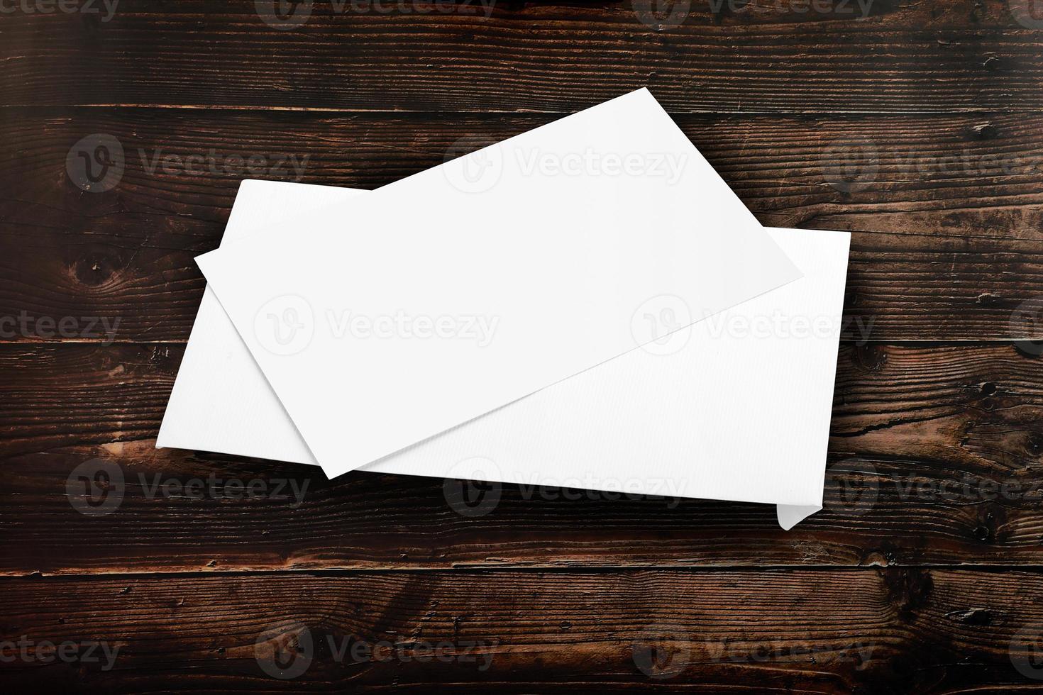 cartão branco em branco e envelope foto