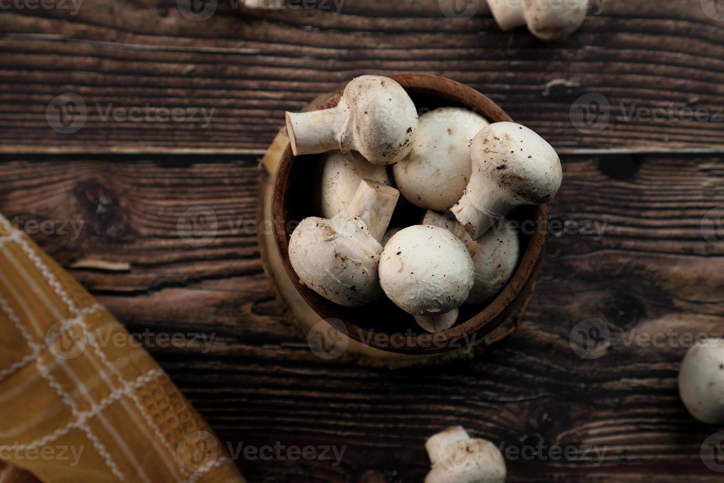 cogumelos orgânicos frescos em uma tigela de madeira foto