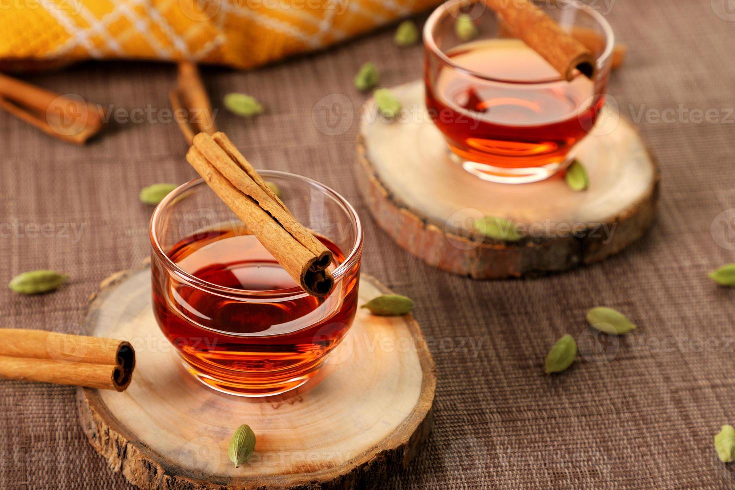 chá de canela em rodelas de madeira foto