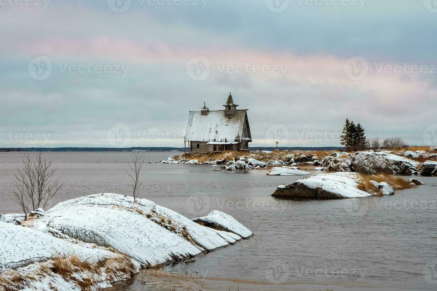 Nevado inverno panorama com autêntico cinematográfico casa em a costa dentro a russo Vila rabocheostrovsk. foto