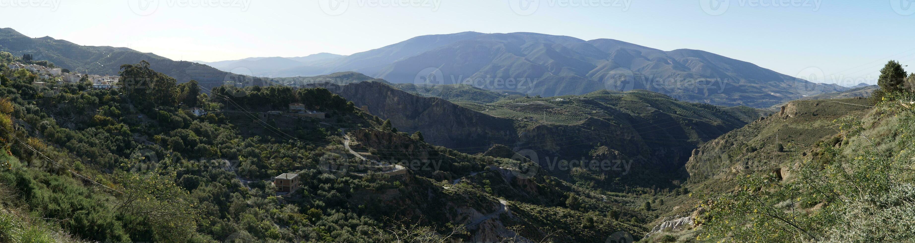 panorâmico Visão do montanha alcance dentro lanjaron cidade, Andaluzia, Espanha foto