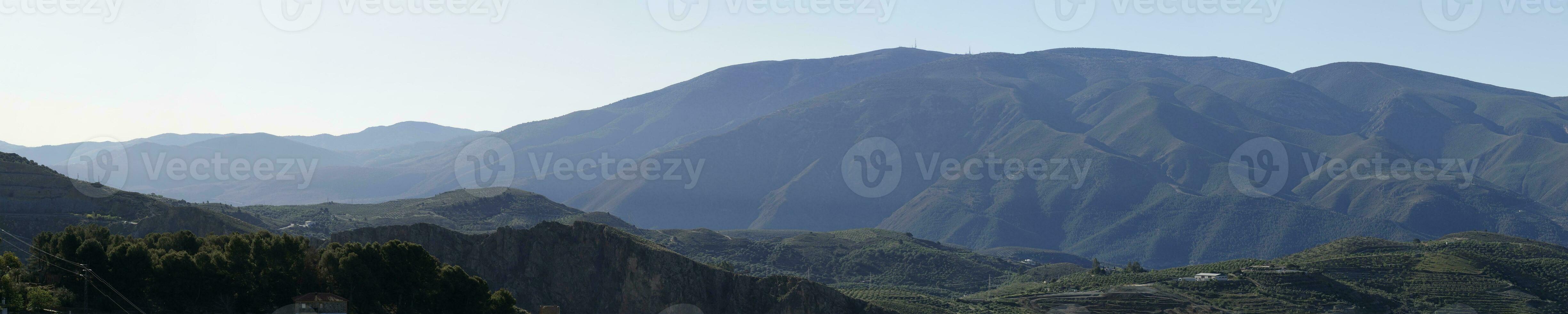 panorâmico Visão do montanha alcance dentro lanjaron cidade, Andaluzia, Espanha foto