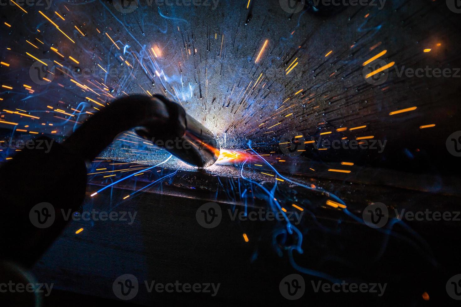 soldador ou artesão, erguendo aço industrial técnico na fábrica foto