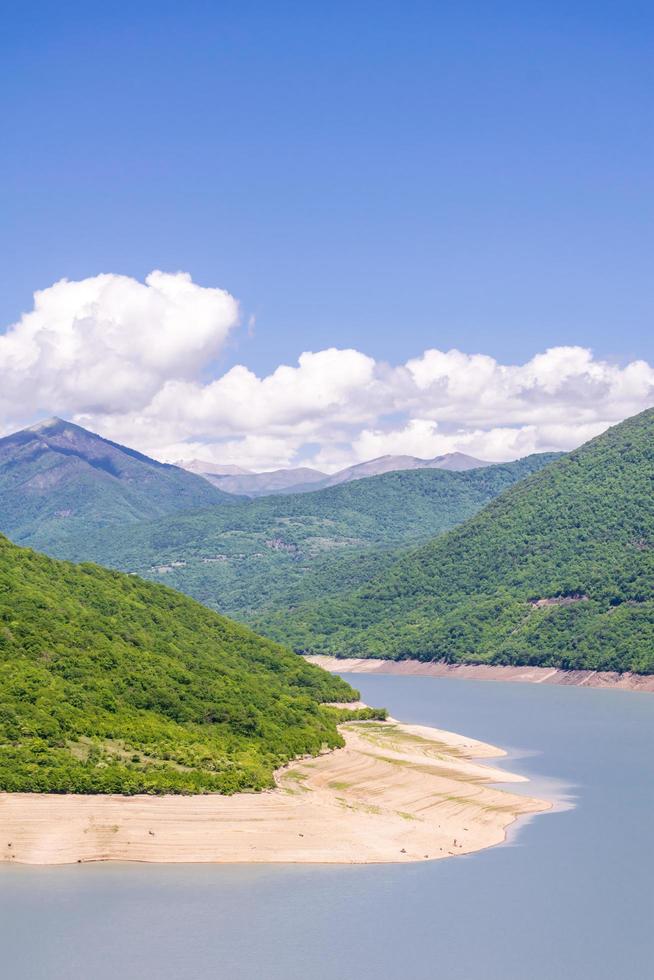 reservatório zhinvali em um dia ensolarado foto