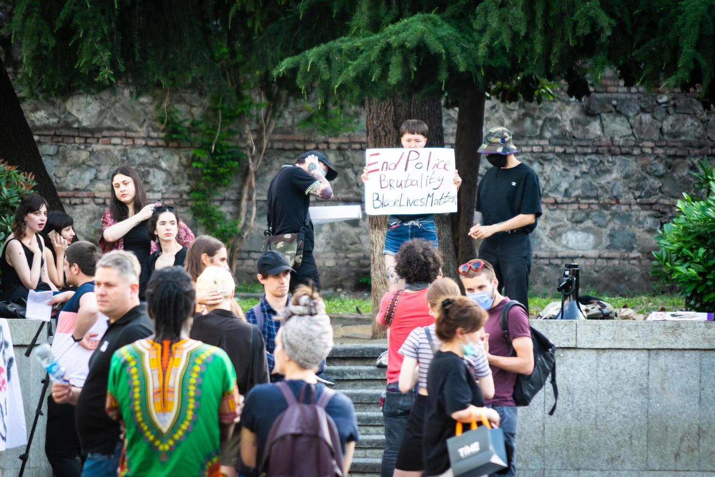 Tbilisi, Geórgia, 06 de abril de 2020 - jovem segurando uma placa de protesto foto