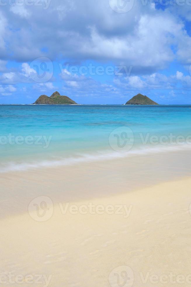 vista vertical da praia de lanikai no havaí foto