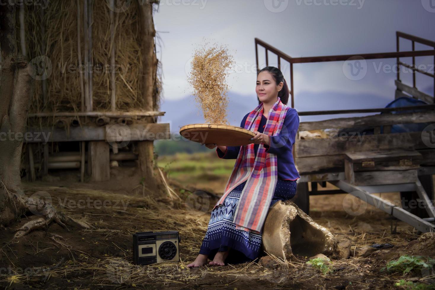 mulher tailandesa no campo de arroz e na casa de campo, atividade de estilo de vida do agricultor conceito foto