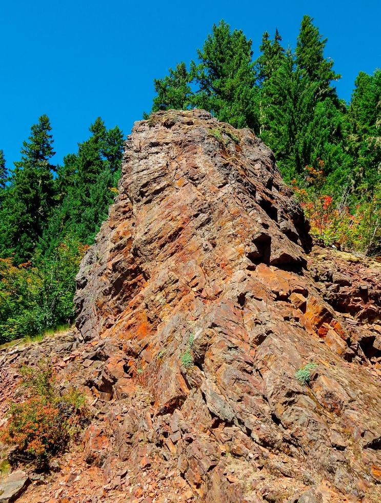 pedra da montanha - uma formação rochosa em uma estrada de riacho reto - cordilheira - forquilhas de marion ou foto