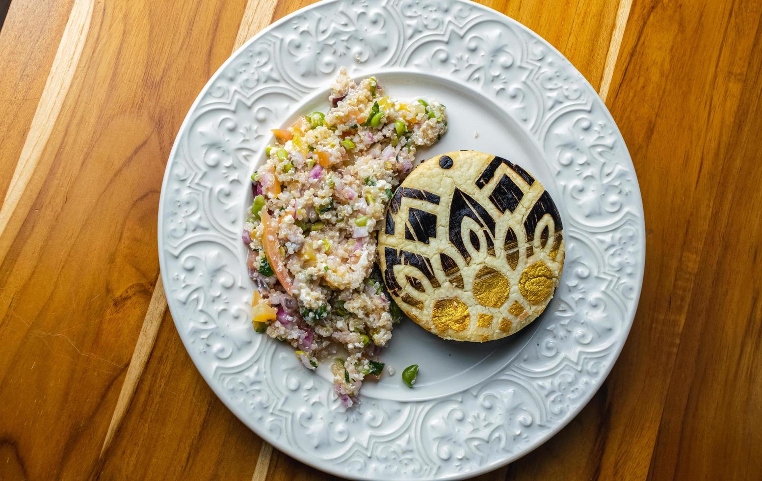 torta de frango com salada de ricota foto