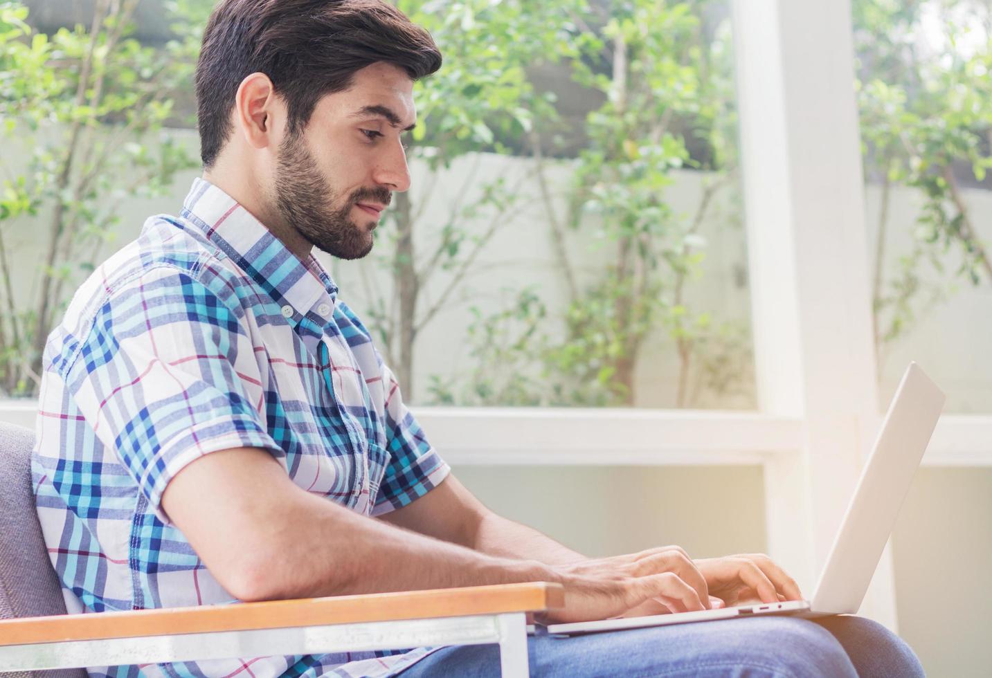 empresário está trabalhando com um laptop. conceito de trabalhar e fazer negócios online foto