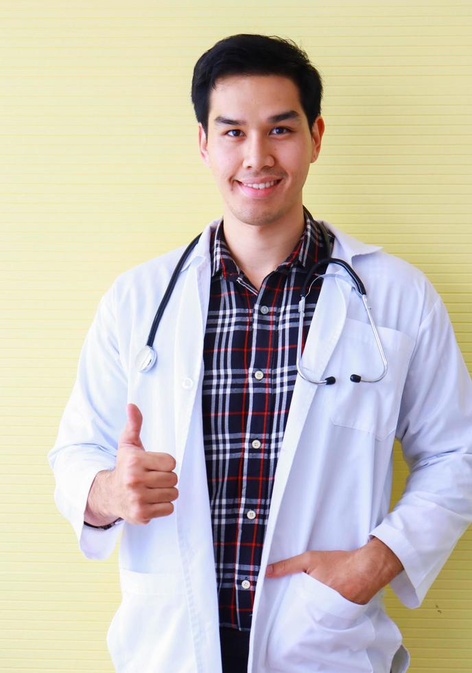 retrato jovem médico em fundo amarelo foto