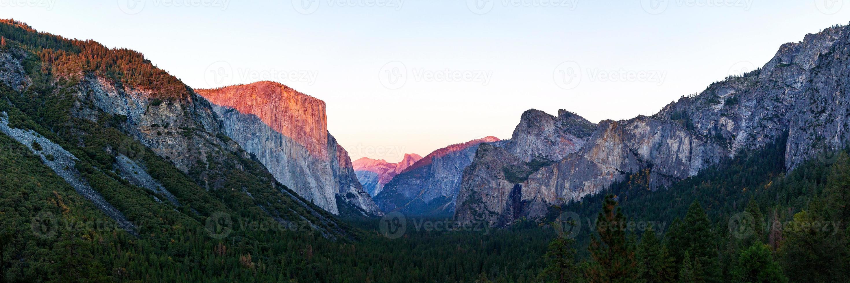 Parque Nacional do vale de Yosemite durante a vista do pôr do sol da vista do túnel no crepúsculo foto