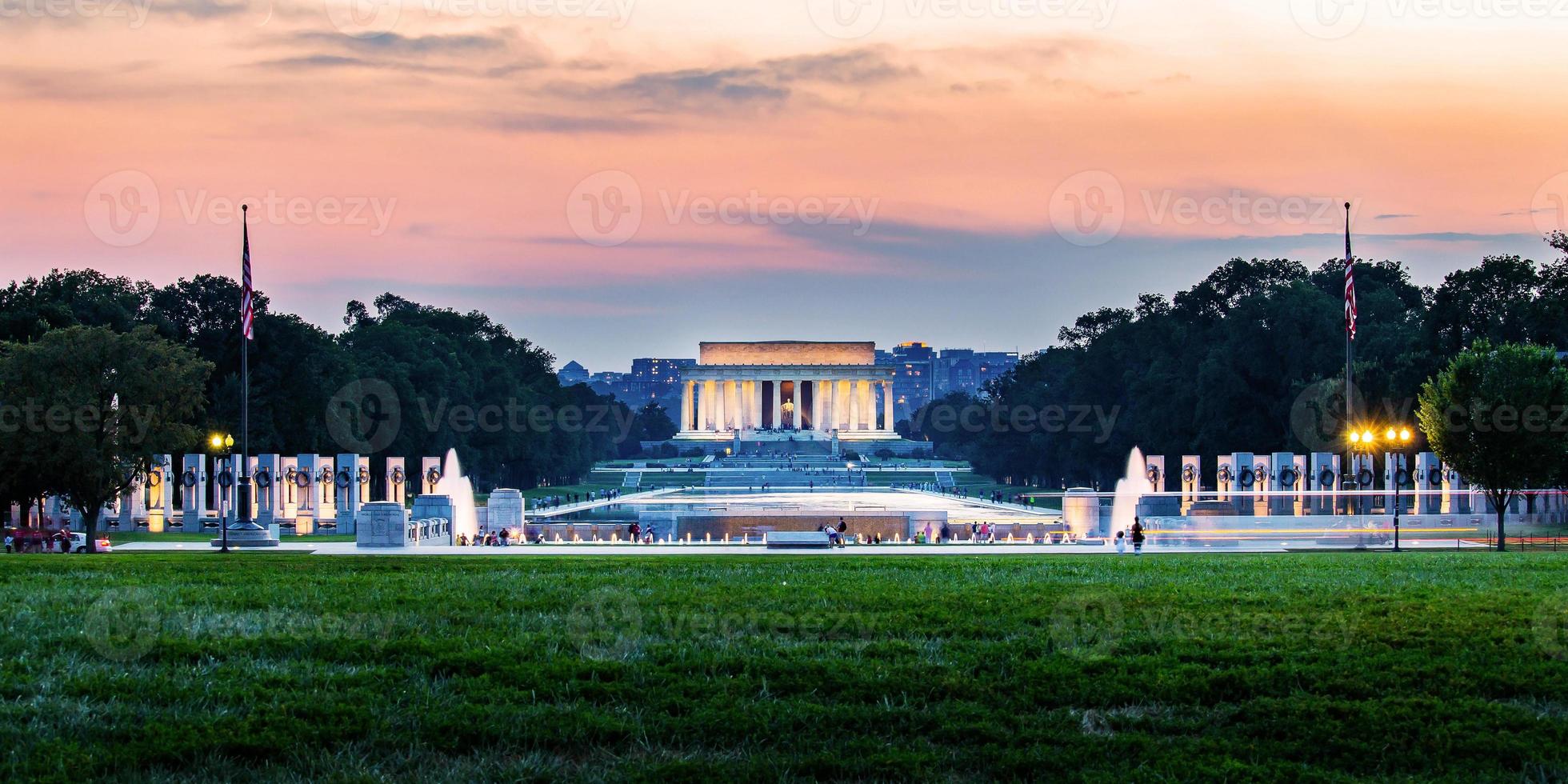 lincoln memorial refletido no espelho d'água ao pôr do sol no nation mall, washington dc, eua foto