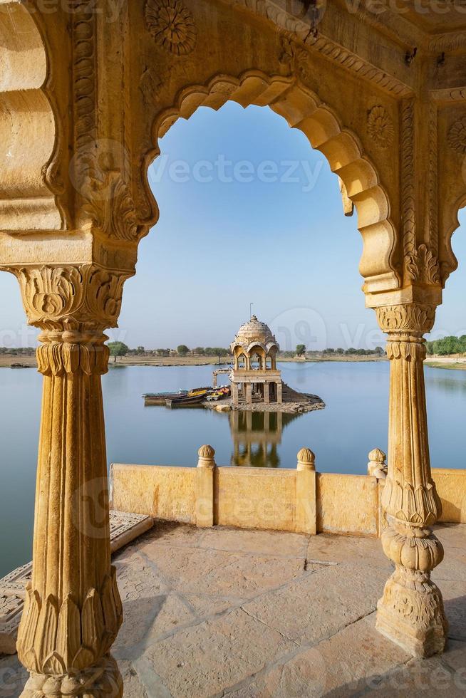 lago gadisar pela manhã em jaisalmer, rajasthan, índia. foto