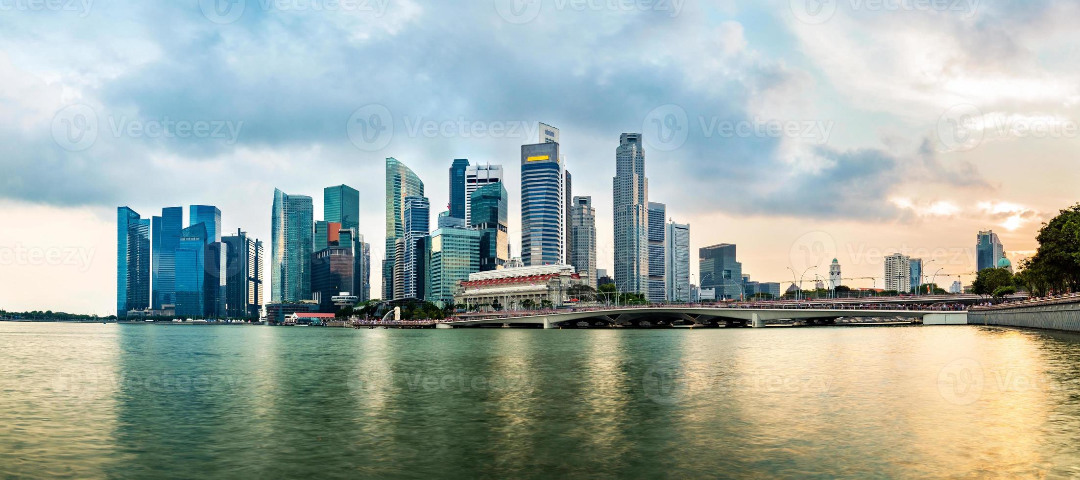 Horizonte do distrito financeiro de Singapura durante o pôr do sol. grupo de arranha-céus na baía da marina, Singapura. foto