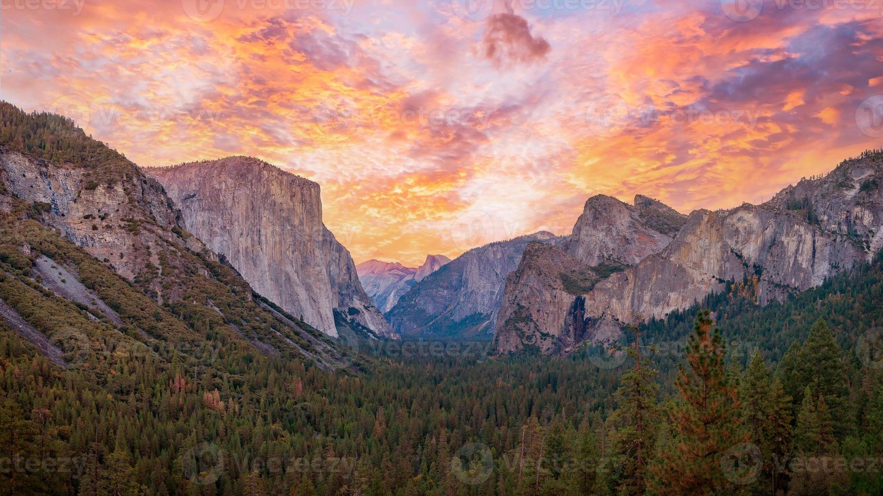 Parque Nacional do Vale de Yosemite durante a vista do pôr do sol do túnel no crepúsculo foto