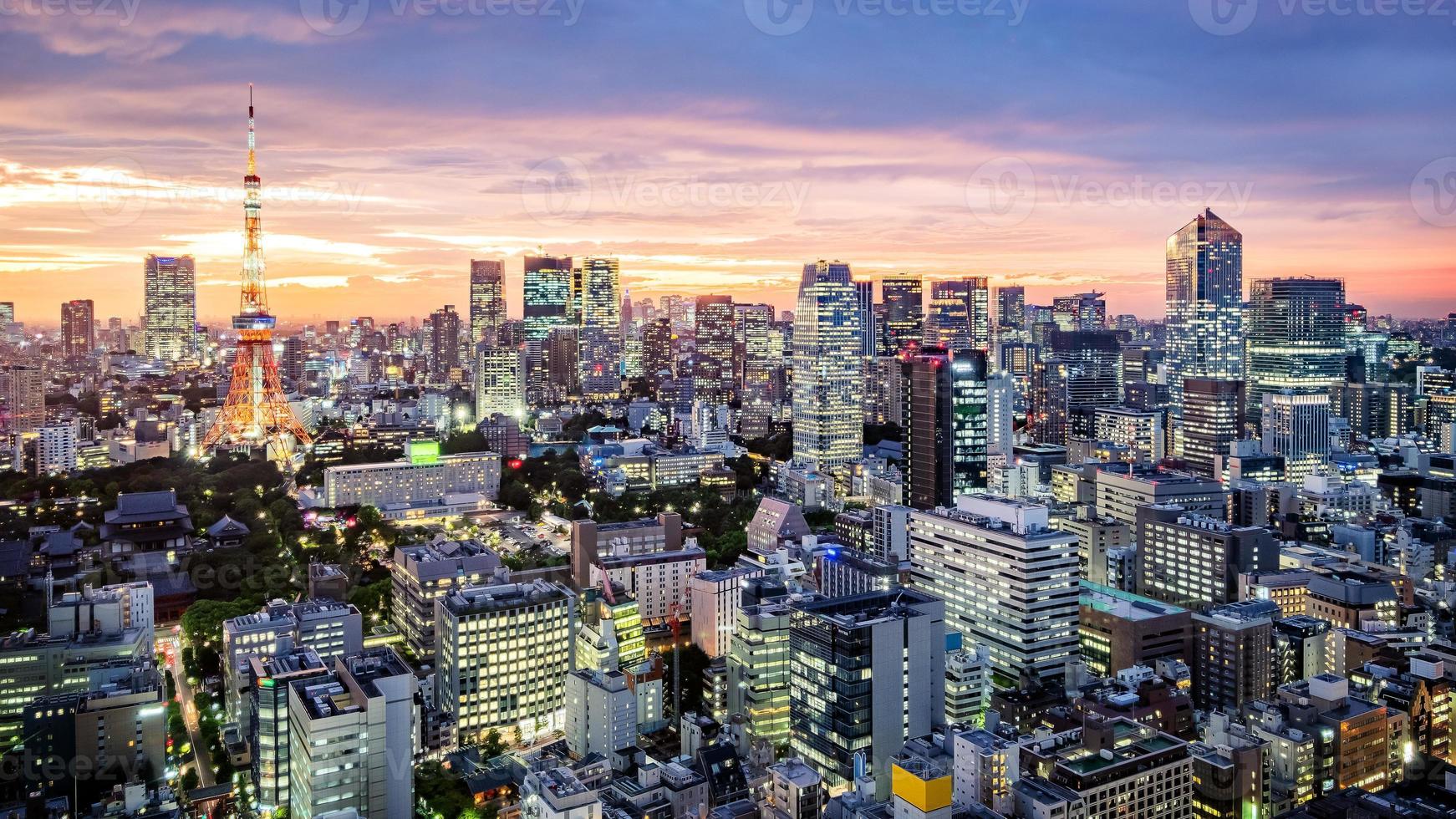 paisagem urbana do horizonte de Tóquio, vista panorâmica dos arranha-céus aéreos do prédio de escritórios e no centro de Tóquio à noite. foto