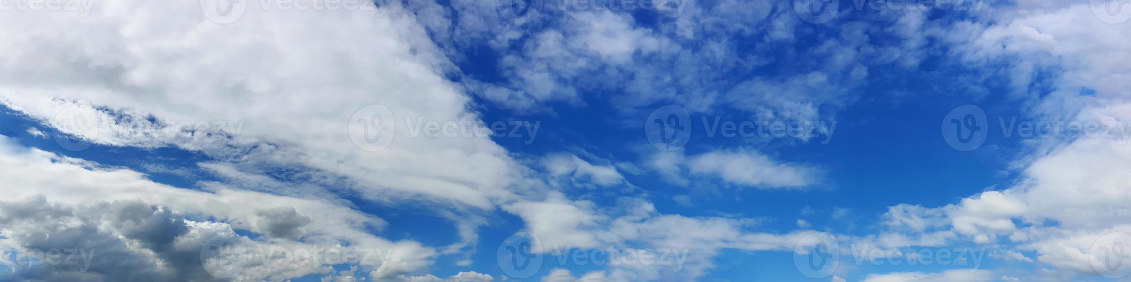 céu panorâmico com nuvens em um dia ensolarado foto