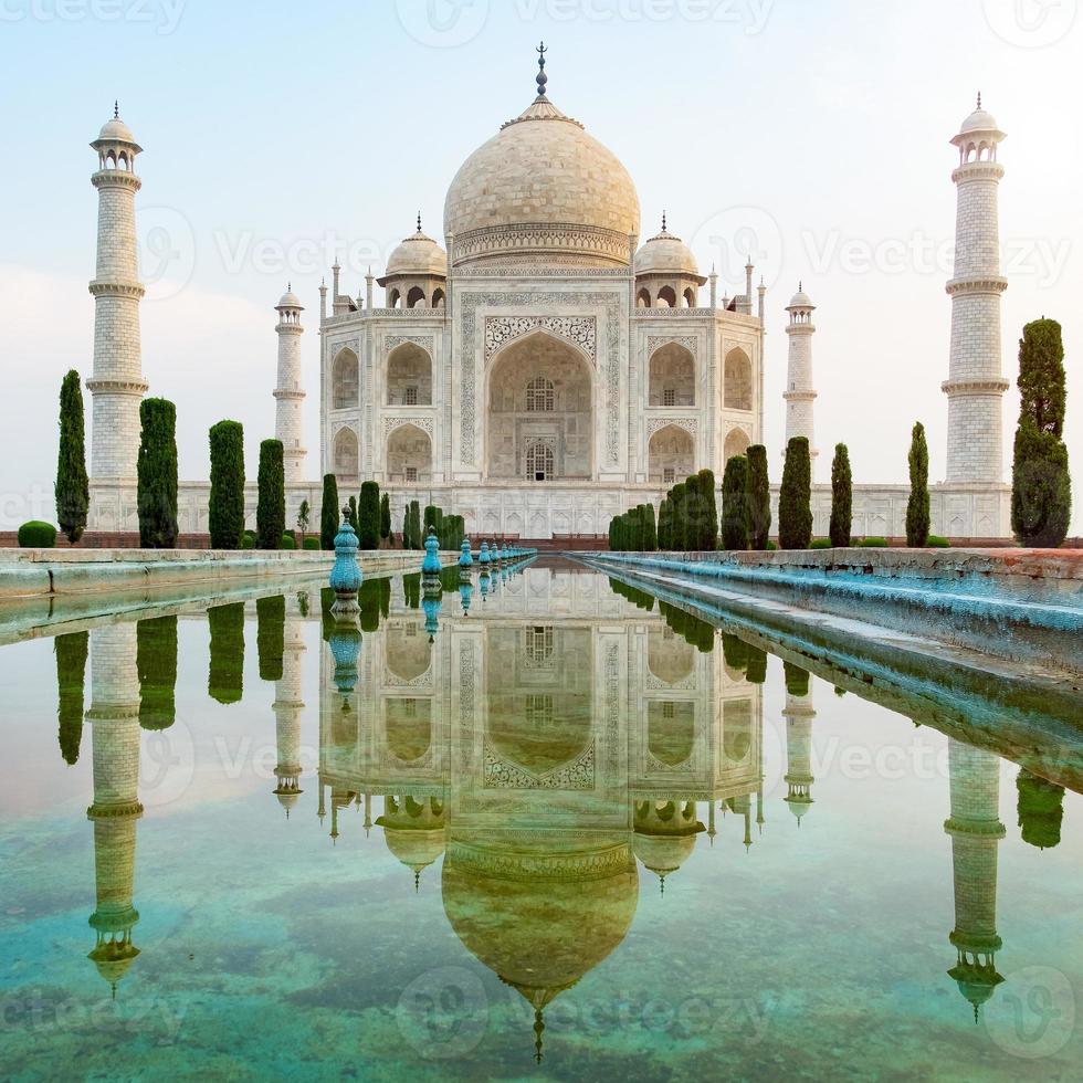 vista frontal do taj mahal refletida na piscina de reflexão. foto