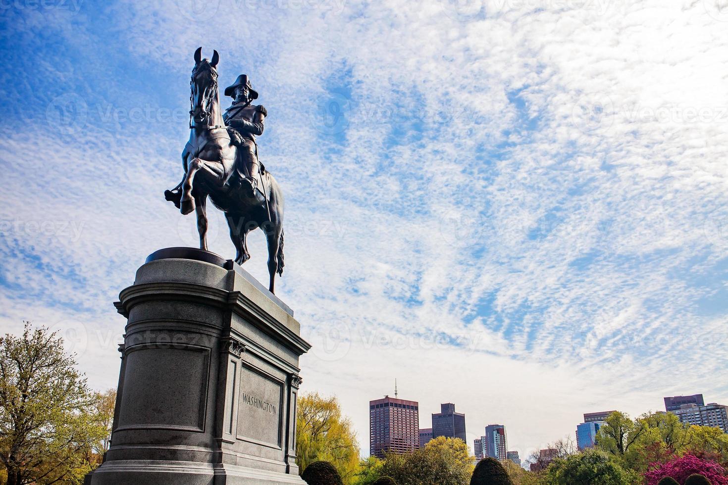 estátua de george washington no parque público de boston no verão. boston, massachusetts, eua. foto