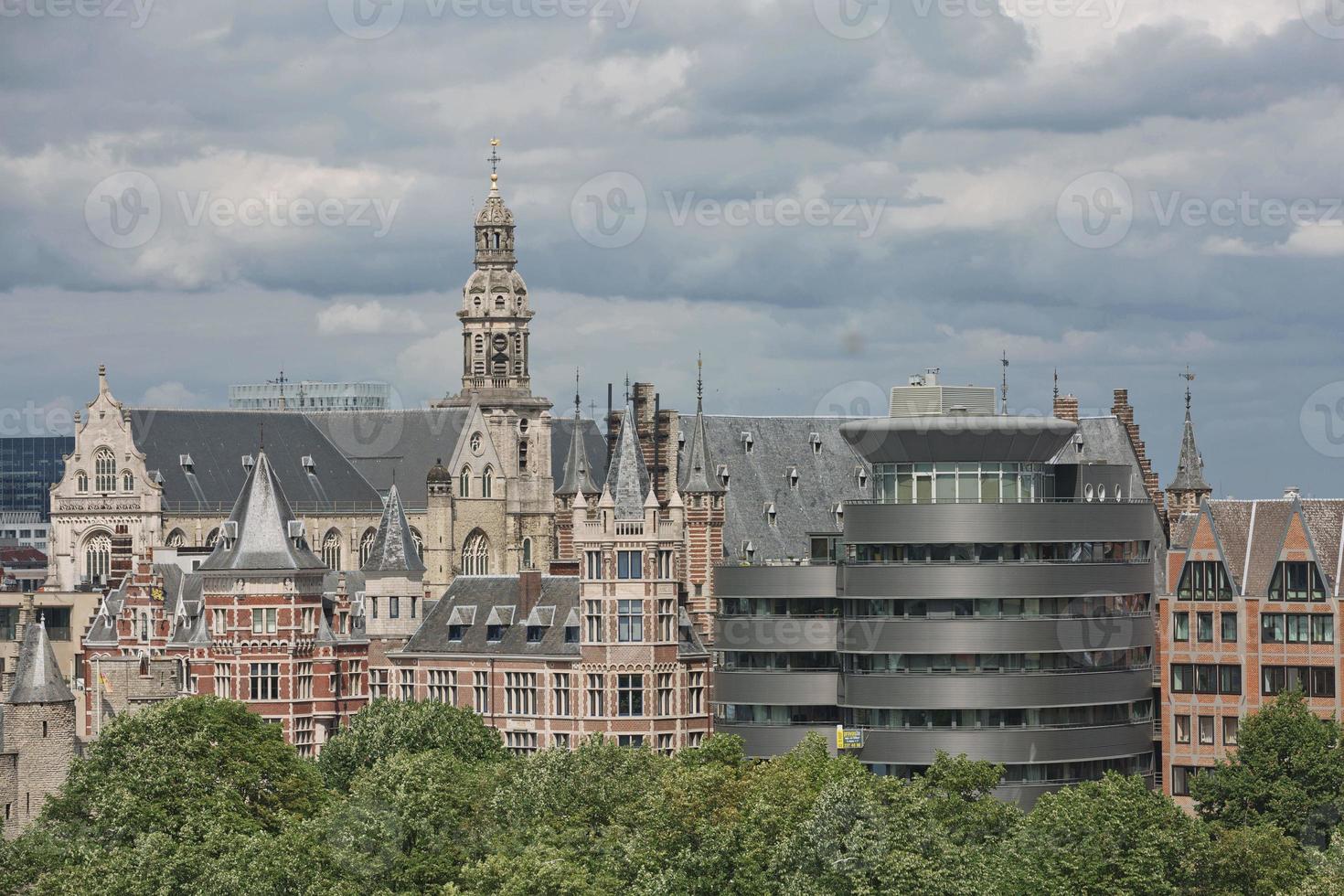 paisagem urbana de um porto de Antuérpia na Bélgica ao longo do rio. foto