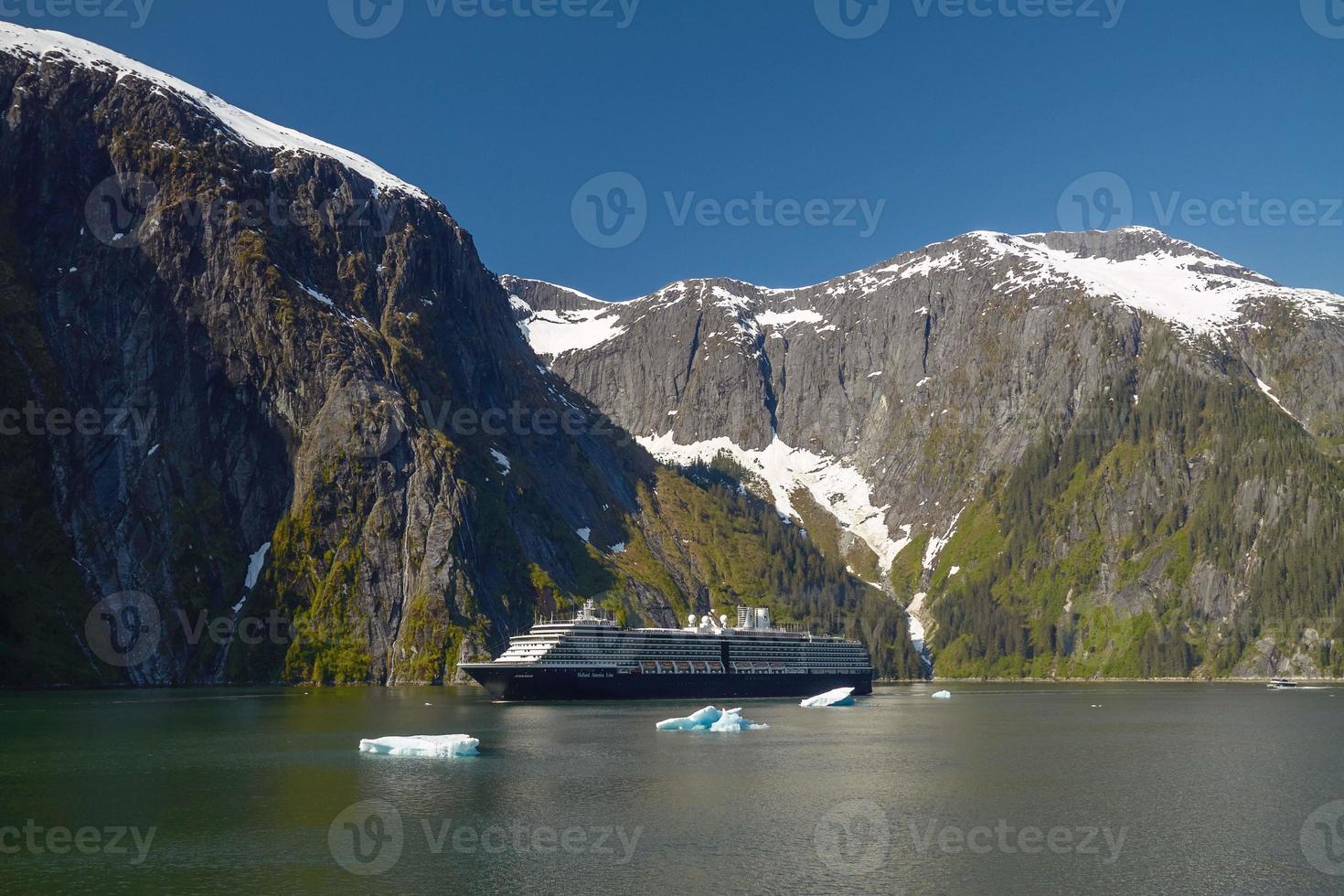 navio de cruzeiro nos fiordes do braço de tracy no Alasca, Estados Unidos foto